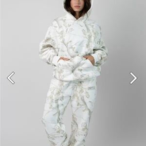 COMFRT White Sweat Set